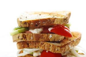 utsökt vegetarian hemlagad smörgås på vit bakgrund foto
