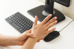 kvinna händer med en smärta i de handled eftersom av karpal tunnel syndrom foto