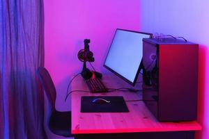 gaming personlig dator och ultrawide övervaka i neon ljus foto