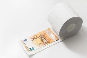 femtio euro sedel inuti en toalett papper rulla. foto