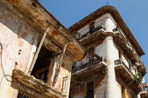 Fasad av ett gammal bostads- byggnad i havana foto