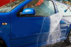 blå bil i en bil tvätta foto