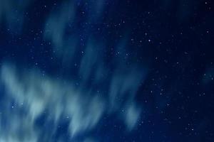 natt himmel med stjärnor och moln i rörelse foto