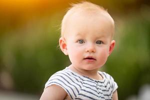 förtjusande spädbarn flicka barn porträtt utomhus foto