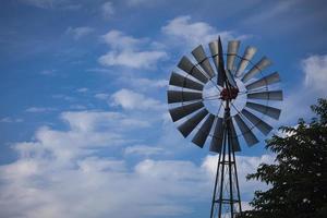 väderkvarn mot en djup blå himmel foto