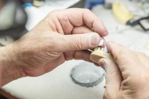 dental tekniker arbetssätt på 3d tryckt forma för tand implantat foto