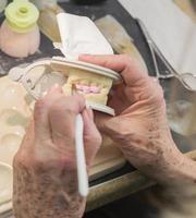 dental tekniker applicering porslin till 3d tryckt implantera forma foto