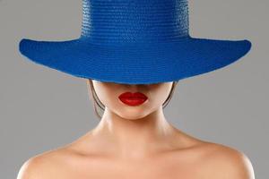 porträtt av främling flicka med röd mun bär blå hatt foto