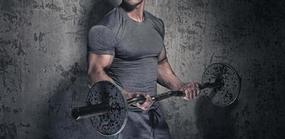 kroppsbyggare med skivstång håller på med biceps ringla övning foto