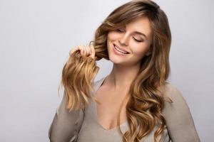 ung kvinna är Lycklig med henne skön och friska hår foto