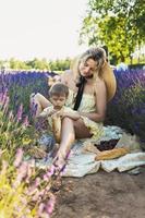 skön kvinna och henne söt liten son i de lavendel- fält foto