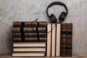 ljudböcker begrepp med böcker och hörlurar foto