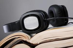 ljudböcker begrepp med böcker och hörlurar foto