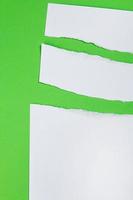 trasig papper på grön bakgrund foto