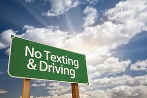 Nej textning och körning grön väg tecken foto