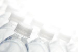 vatten flaskor abstrakt med vit kopia Plats foto