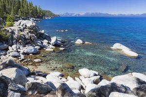 skön strandlinje av sjö tahoe foto