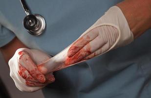 abstrakt av doktorer blodig kirurgisk handskar foto