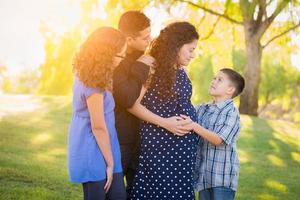 latinamerikan gravid familj porträtt utomhus foto