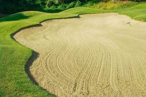 abstrakt av golf kurs och sand bunkra. foto