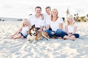 Lycklig caucasian familj porträtt på de strand foto