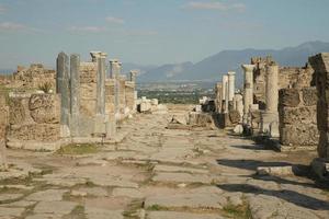 kolonnad gata i laodicea på de lycus gammal stad i denizli, turkiye foto