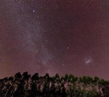 natt himmel med stjärnor i de mjölkig sätt foto