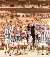 luseyl, qatar - dec 18 2022, lionel messi och team vänner fira med de mästerskap kopp på de värld kopp match mellan argentina och Frankrike på de luseyl stadion på december 18, 2022 foto