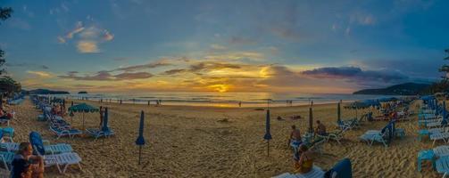 panorama- se av kamala strand på solnedgång foto