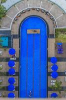 topp se på en blå färgad simning slå samman med solstolar foto