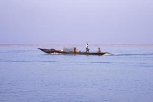 landskap se av en fiske båt på de padma flod i bangladesh foto