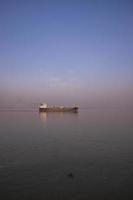 landskap se av en små frakt fartyg mot en blå himmel på de padma flod bangladesh foto