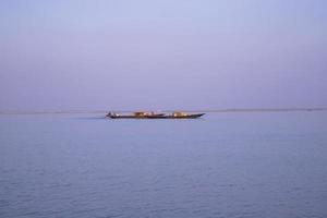 landskap se av en fiske båt på de padma flod i bangladesh foto