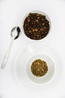 rostat kaffe bönor i en porslin kopp. kaffe blandning. utsökt kaffe bönor och frystorkat. foto