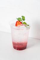 jordgubb med soda i glas foto