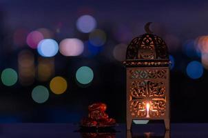 lykta och små tallrik av datum frukt med natt himmel och stad bokeh ljus bakgrund för de muslim fest av de helig månad av ramadan kareem. foto