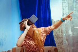 kvinna i virtuell verklighet hjälm foto