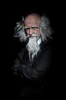 porträtt av trevlig stilig gammal man i klassisk kostym på svart bakgrund foto