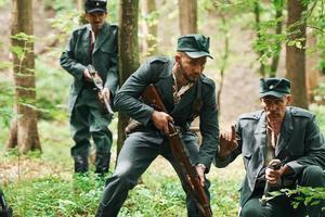 ternopil, ukraina - juni 2020 upa ukrainska rebellisk armén film filma. bilder av bakom kulisserna. ung och gammal soldater med vapen är attackera foto