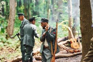 ternopil, ukraina - juni 2020 upa ukrainska rebellisk armén film filma. bilder av bakom kulisserna. soldater i de skog foto