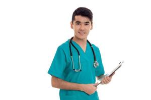 Lycklig ung manlig läkare med stetoskop i enhetlig Framställ isolerat på vit bakgrund foto