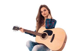 ung skön flicka med gitarr foto