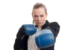 stark busniess kvinna i boxning handskar foto