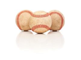 tre baseballs isolerat på reflekterande vit foto