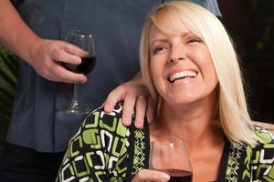 blond kvinna umgänge med vin glas foto