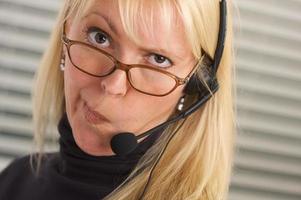 attraktiv affärskvinna med telefon headsetet foto