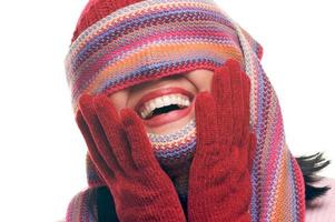 attraktiv kvinna med färgrik scarf över ögon foto