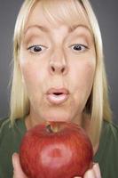 skön kvinna med äpple foto