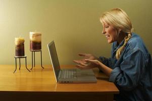 kvinna använder sig av bärbar dator serier foto