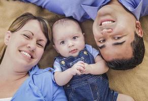 blandad lopp familj spelar på de filt foto